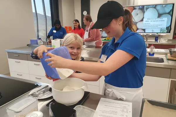 Die jüngste Teilnehmerin war für die Muffins zuständig; Unterstützung erhielt sie von der Schülerin Nina Meyer. Hanna Kuchler schaute interessiert zu.